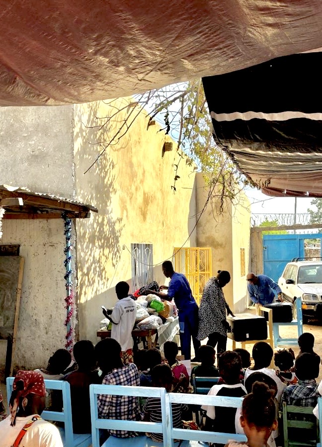 Les vêtements et jouets collectés en novembre ont été distribués ce jeudi dans un orphelinat au Tchad. Merci pour les enfants...
