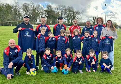 "L'Abri du Marais" de Trestel grand financeur d'une veste de sport pour les enfants de l'école de Foot du FCTT