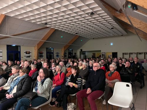 Salle comble ce jeudi  pour assister à la pièce de théâtre de la troupe de théâtre de Prat :  "les Pièces Montées"  : "La Bonnetière de Mémé", ce jeudi 19 mars en soutien aux patients du Centre de Rééducation de Trestel