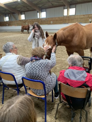 Rencontre intergénérationnelle entre les résidents des Glycines et les élèves du Lycée Pommerit