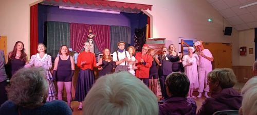 Froufrou les Bains : une salle comble pour deux représentations pleines de rires et de couleurs